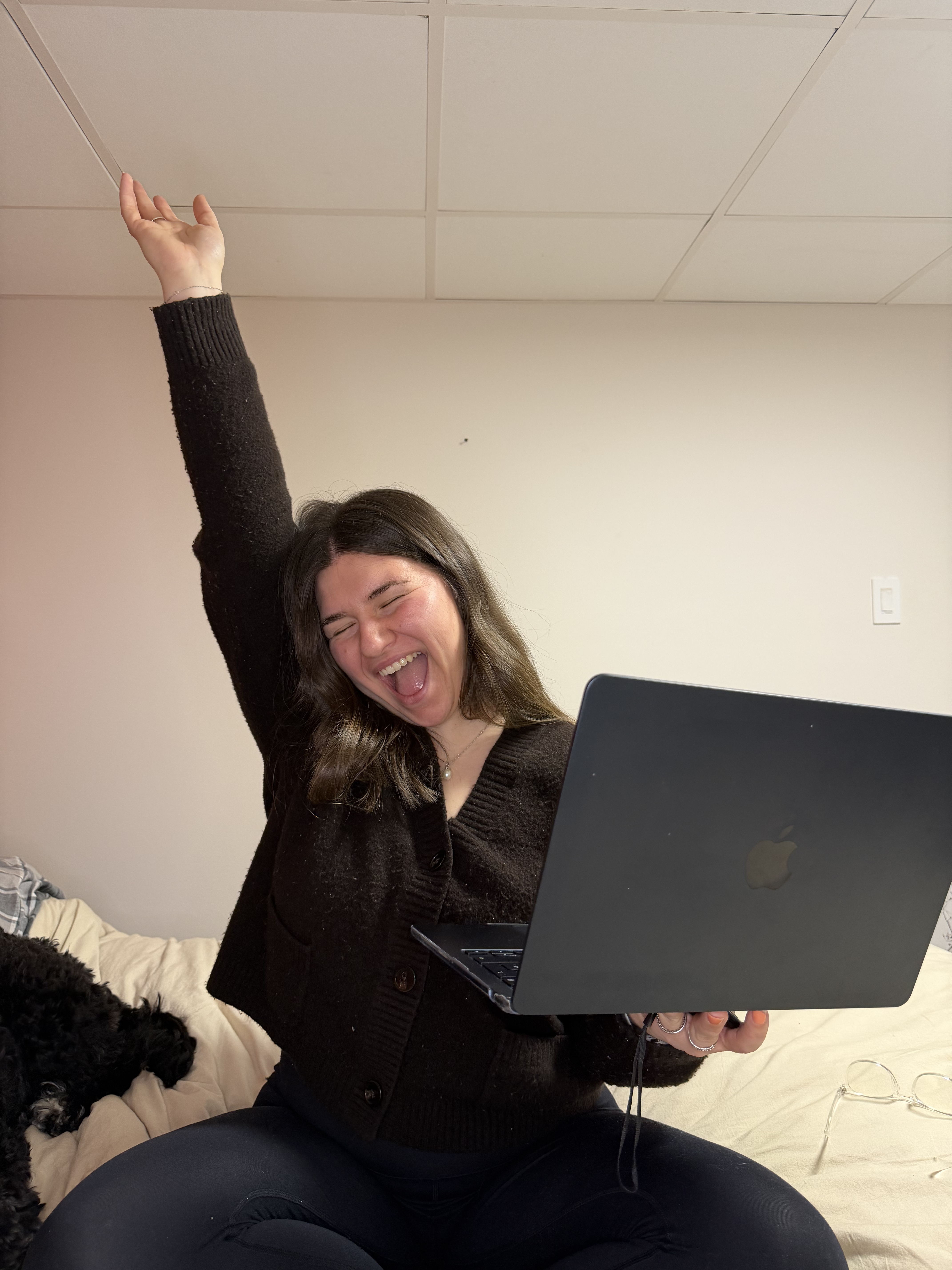 Billie célébrant un moment de joie, ordinateur à la main